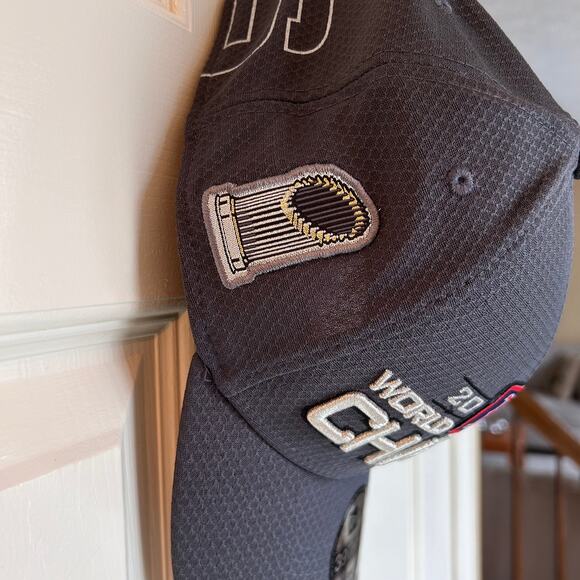 Boston Red Sox New Era 2018 World Series Champion Locker 39THIRTY Flex Hat - Picture 5 of 13